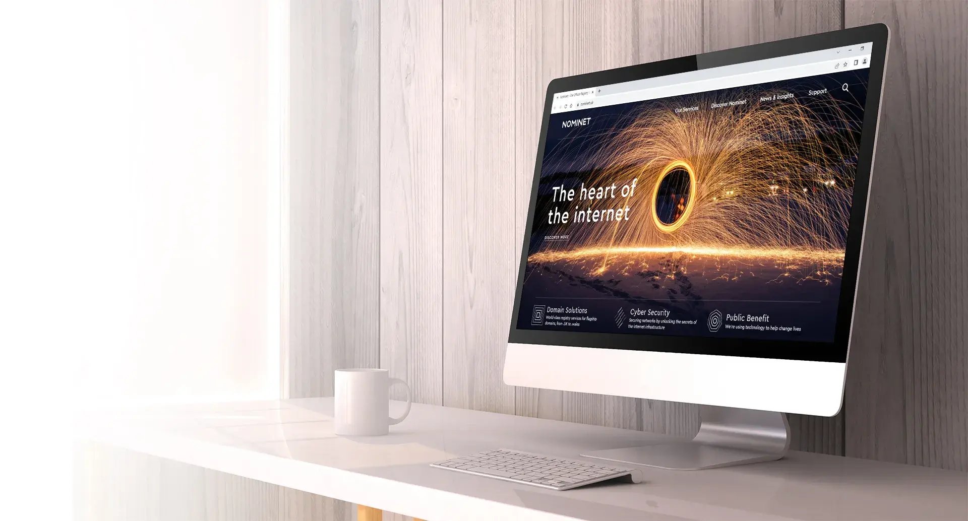 Computer-with-Nominet-homepage-d